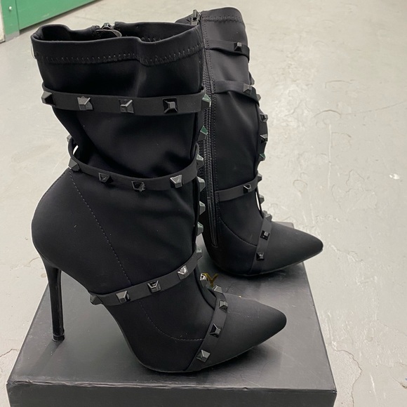 Black studded booties size 7.5 - Picture 3 of 6